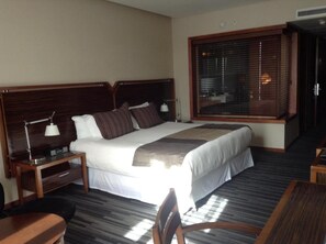 Standard Room, 1 King Bed, City View | Premium bedding, minibar, in-room safe, desk - Dreams del Estrecho (Punta Arenas)
