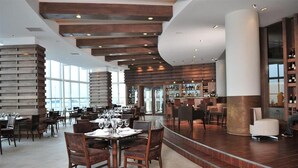 2 restaurants; lunch and dinner served - Dreams del Estrecho (Punta Arenas)