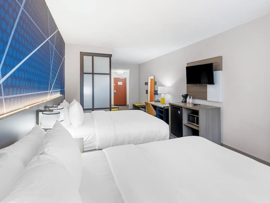 Escritorio, tabla de planchar con plancha, wifi gratis y ropa de cama