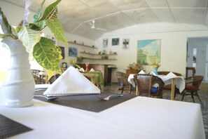 Breakfast and dinner served - San San Tropez (Port Antonio)