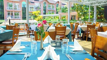 4 restaurants servant le petit déjeuner, spécialités Cuisine locale