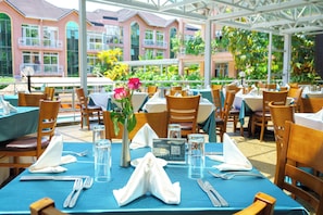 4 restaurants, breakfast, lunch, dinner served; local cuisine