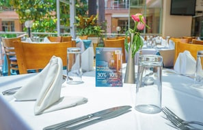 4 restaurants, breakfast, lunch, dinner served; local cuisine