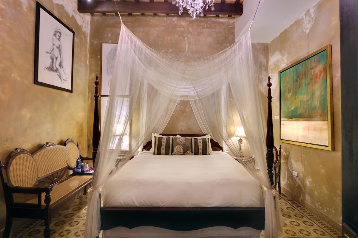Deluxe kamer, 1 kingsize bed | Luxe beddengoed, pillowtop-bedden, een kluis op de kamer
