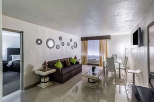 Cofres nos quartos, escrivaninha, cortinas blackout