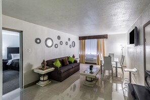 Caixa forta a l'habitació, escriptori i cortines opaques 