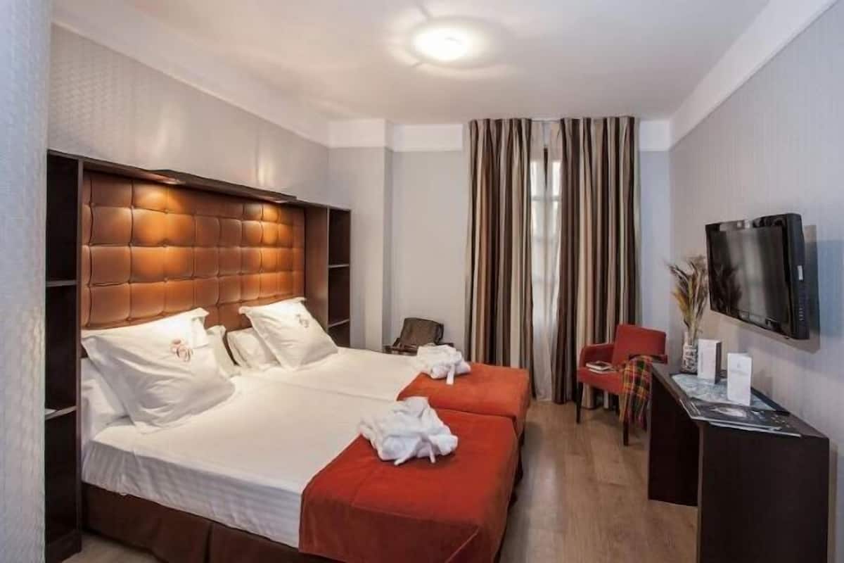 Roupas de cama premium, frigobar, cofres nos quartos, escrivaninha