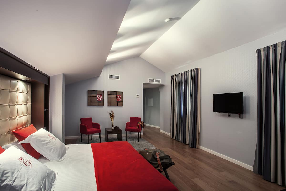 Suite junior | Ropa de cama de alta calidad, minibar, caja fuerte y escritorio