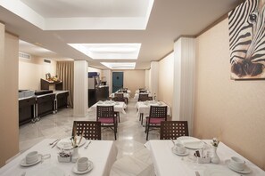 Café da manhã com buffet todos os dias mediante uma taxa