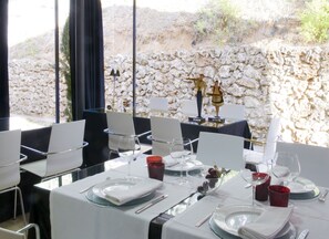 Breakfast, lunch, dinner served; Regional cuisine 