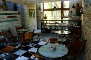 บริการอาหารเช้า อาหารกลางวัน และอาหารเย็น