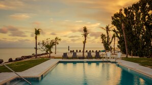A pool with a view of the ocean and beach chairs. - Seascape Resort & Marina (Marathon)