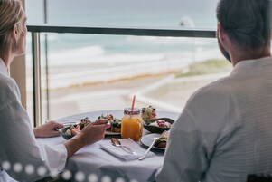 高级房, 1 张特大床, 阳台 | 客房内用餐