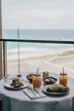 Superior-Zimmer, 1 King-Bett, Balkon | Strand-/Meerblick. Novotel Newcastle Beach