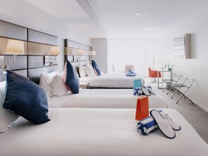 Superior Family Accessible Room, 1 Queen and 2 Single Beds | Minibaari, tallelokero huoneessa, työpöytä