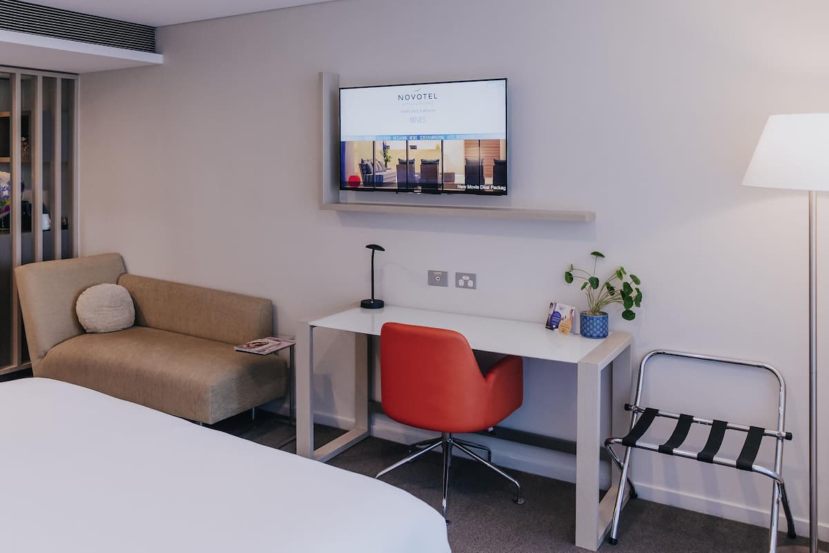 Superior Room, 1 King Bed | Minibar, in-room safe, desk, laptop workspace