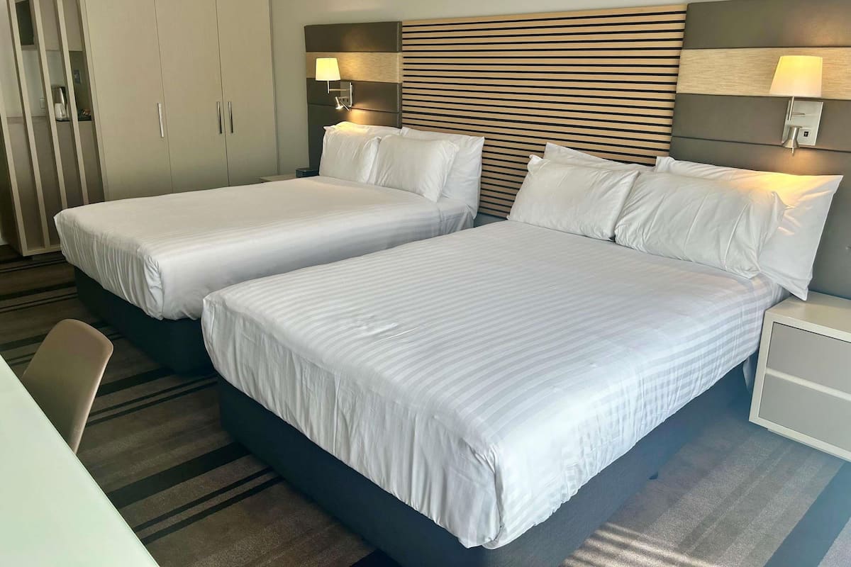 Habitación superior, 2 camas matrimoniales | Minibar, caja de seguridad en la habitación y escritorio