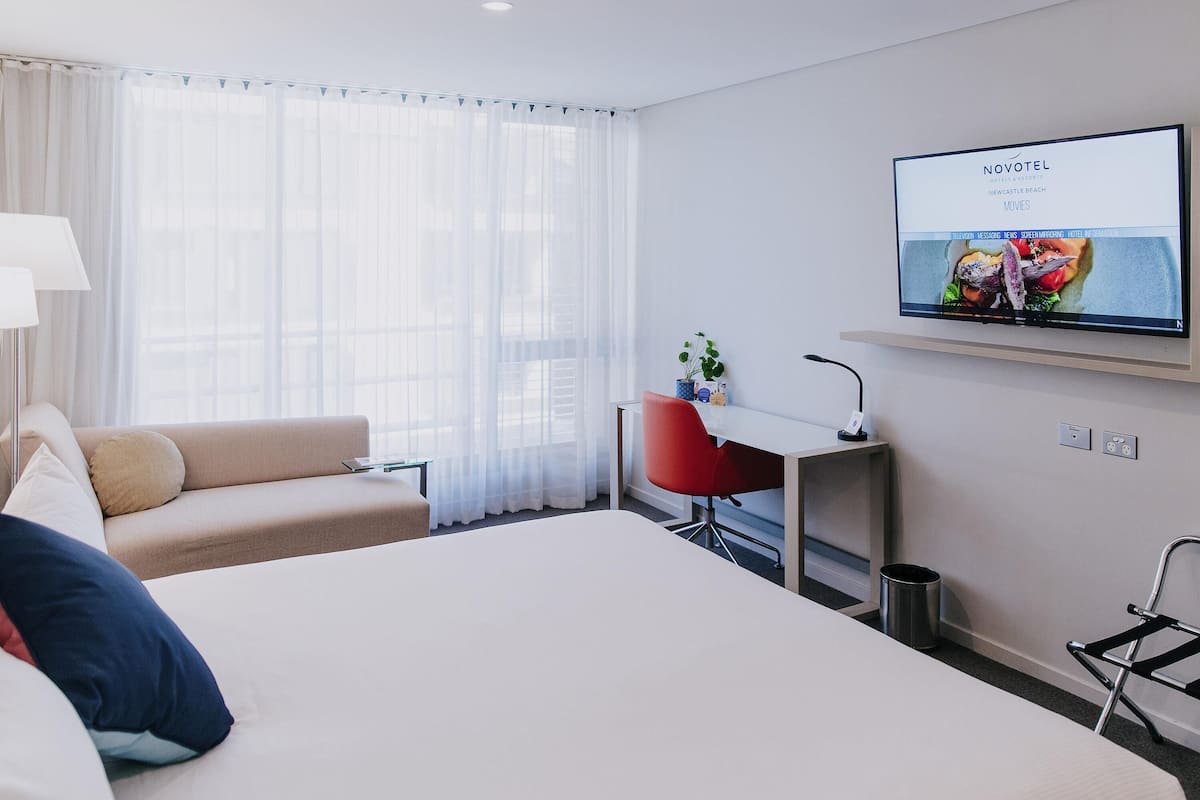 Habitación superior, 1 cama King size | Minibar, caja de seguridad en la habitación y escritorio