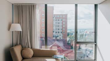 Superior Family Accessible Room, 1 Queen and 2 Single Beds | 迷你吧、客房內保險箱、書桌、筆電工作空間