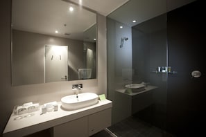 Douche, articles de toilette écologiques, sèche-cheveux