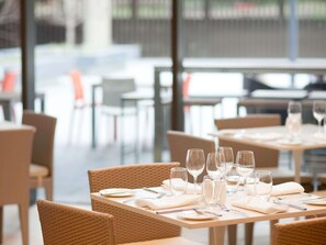 Breakfast, dinner and brunch served - Novotel Newcastle Beach (Newcastle)