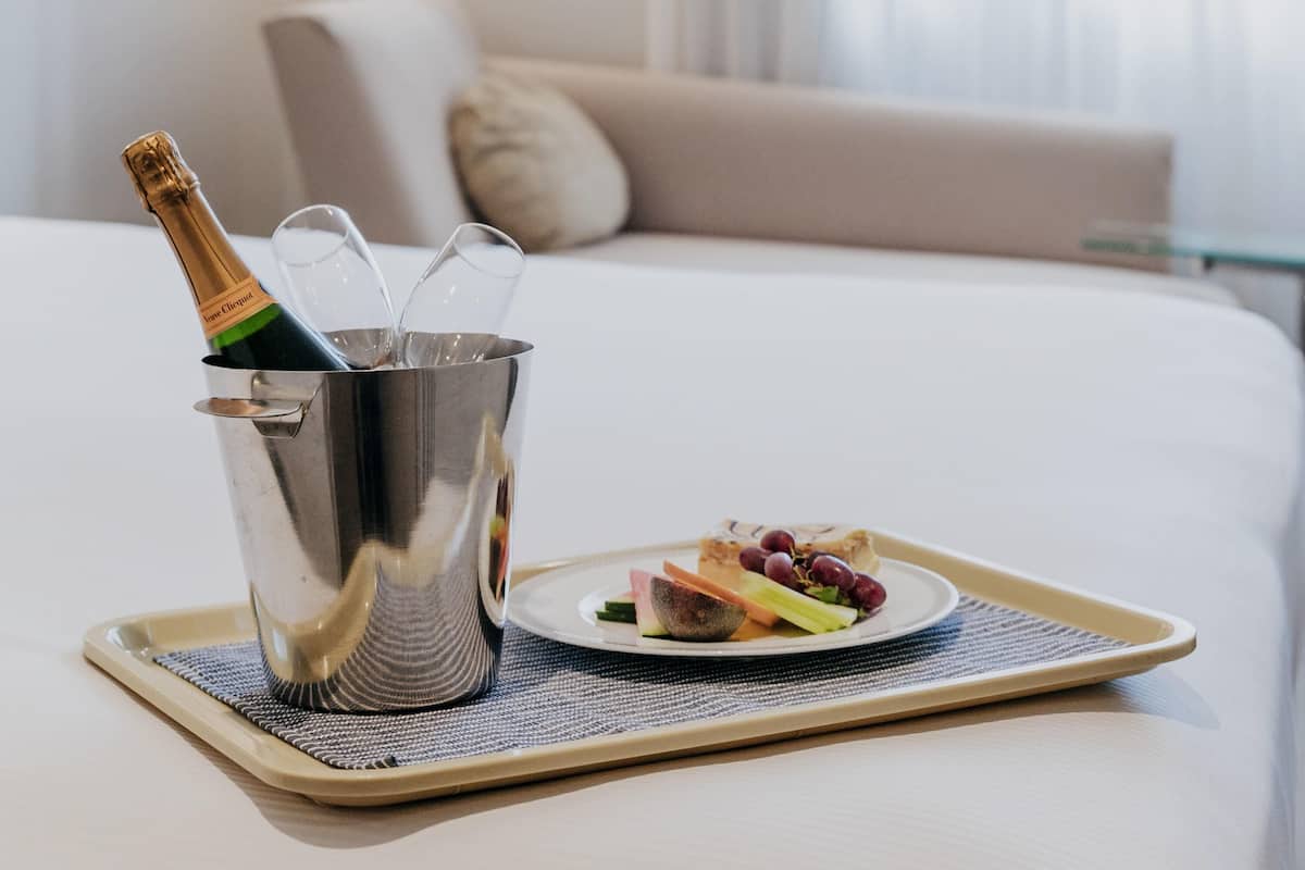 Chambre Standard, 1 trĂšs grand lit | Minibar, coffres-forts dans les chambres, bureau