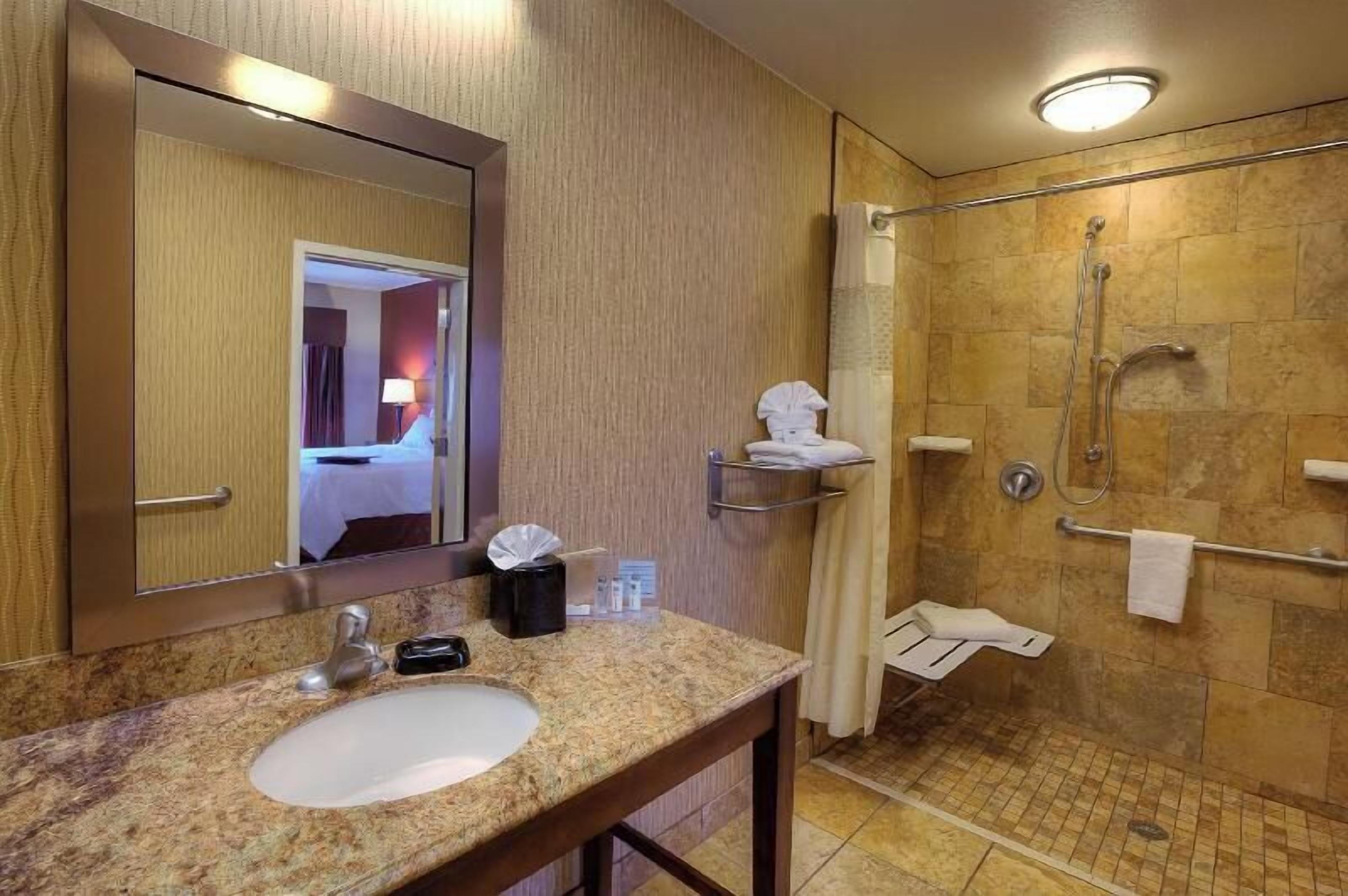 Amenidades de baño gratuitas, secadora de cabello, toallas, jabón 