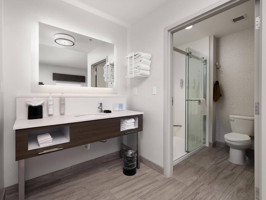 Grand studio E, très grand lit | Salle de bain | Articles de toilette gratuits, sèche-cheveux, serviettes fournies, savon