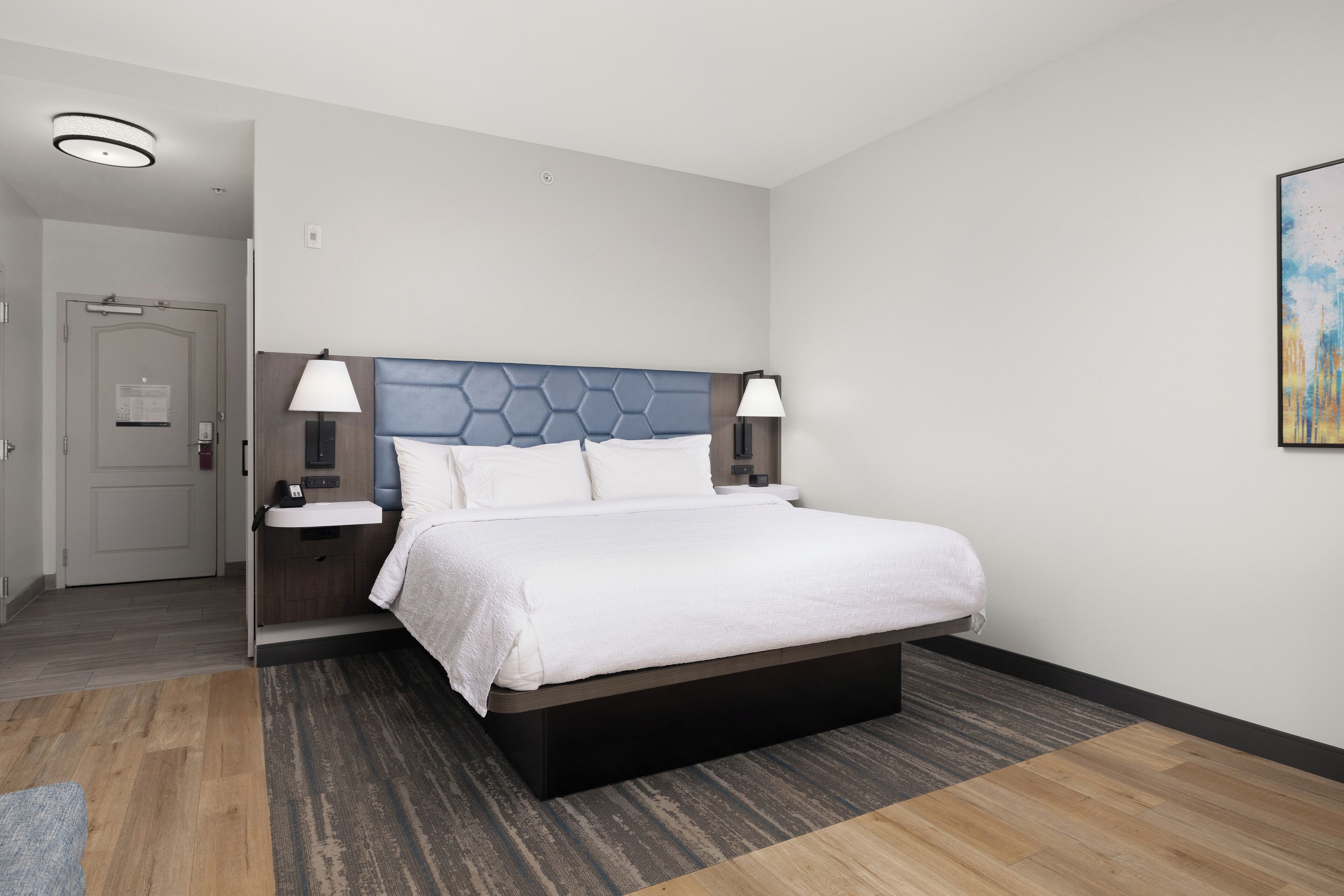 Caja fuerte, escritorio, tabla de planchar con plancha y cunas gratuitas