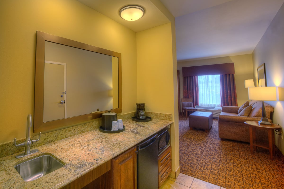 fridge, coffee/tea maker