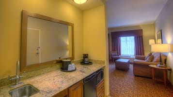 Fridge, coffee/tea maker