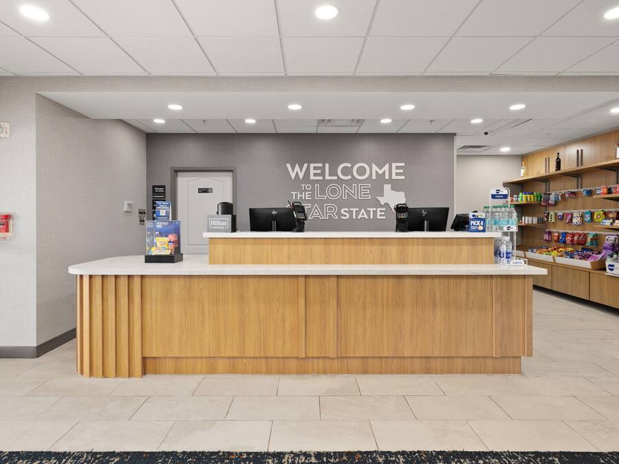Un mostrador de recepción de hotel con un cartel que dice