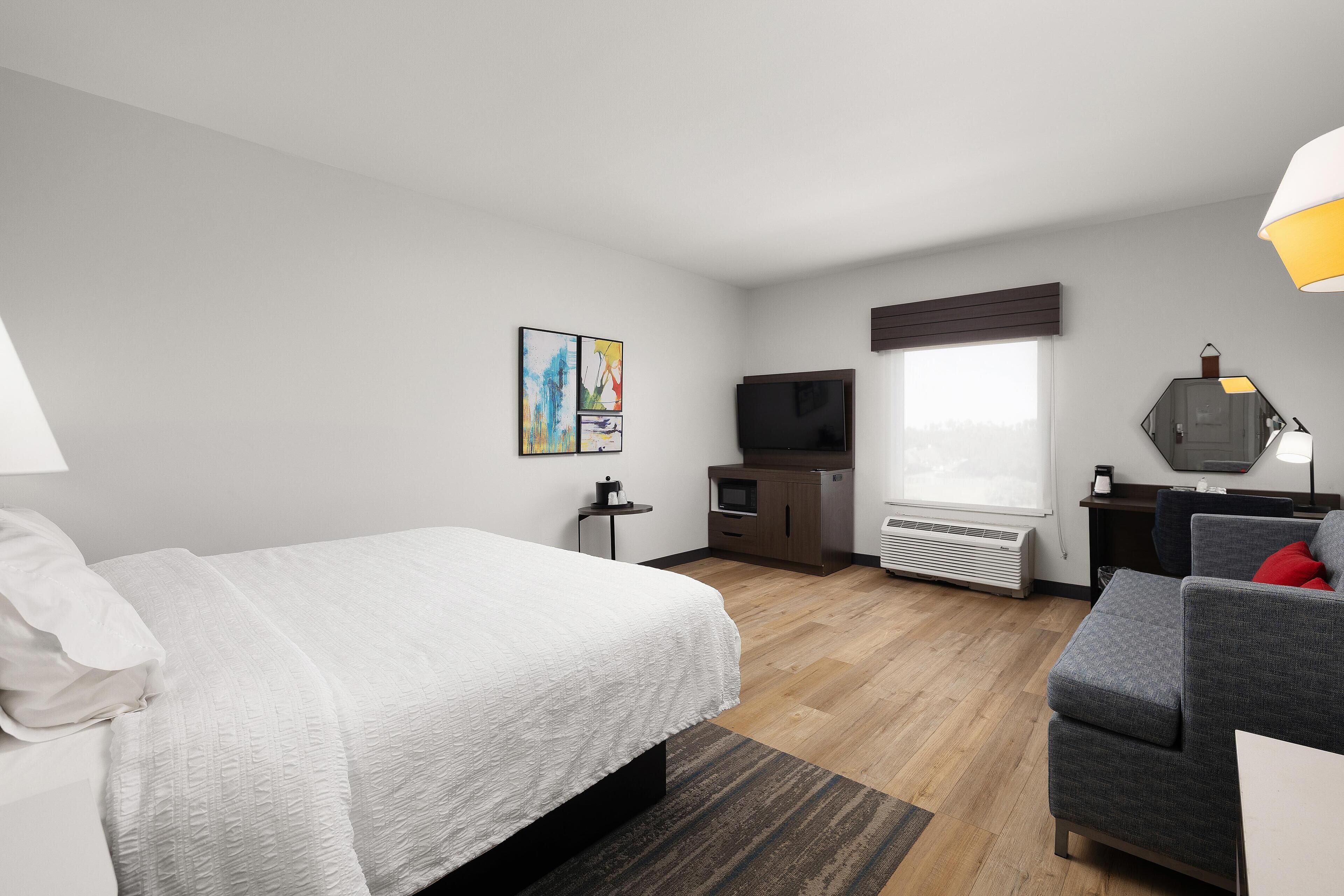 Room, 1 King Bed with Sofa bed (Study) | Living area | 32-inch LCD TV with cable channels, TV