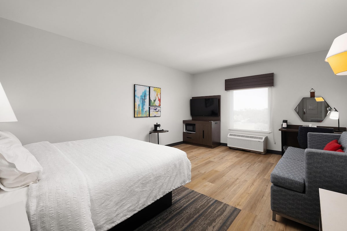 Room, 1 King Bed with Sofa bed (Study) | Living area | 32-inch LCD TV with cable channels, TV