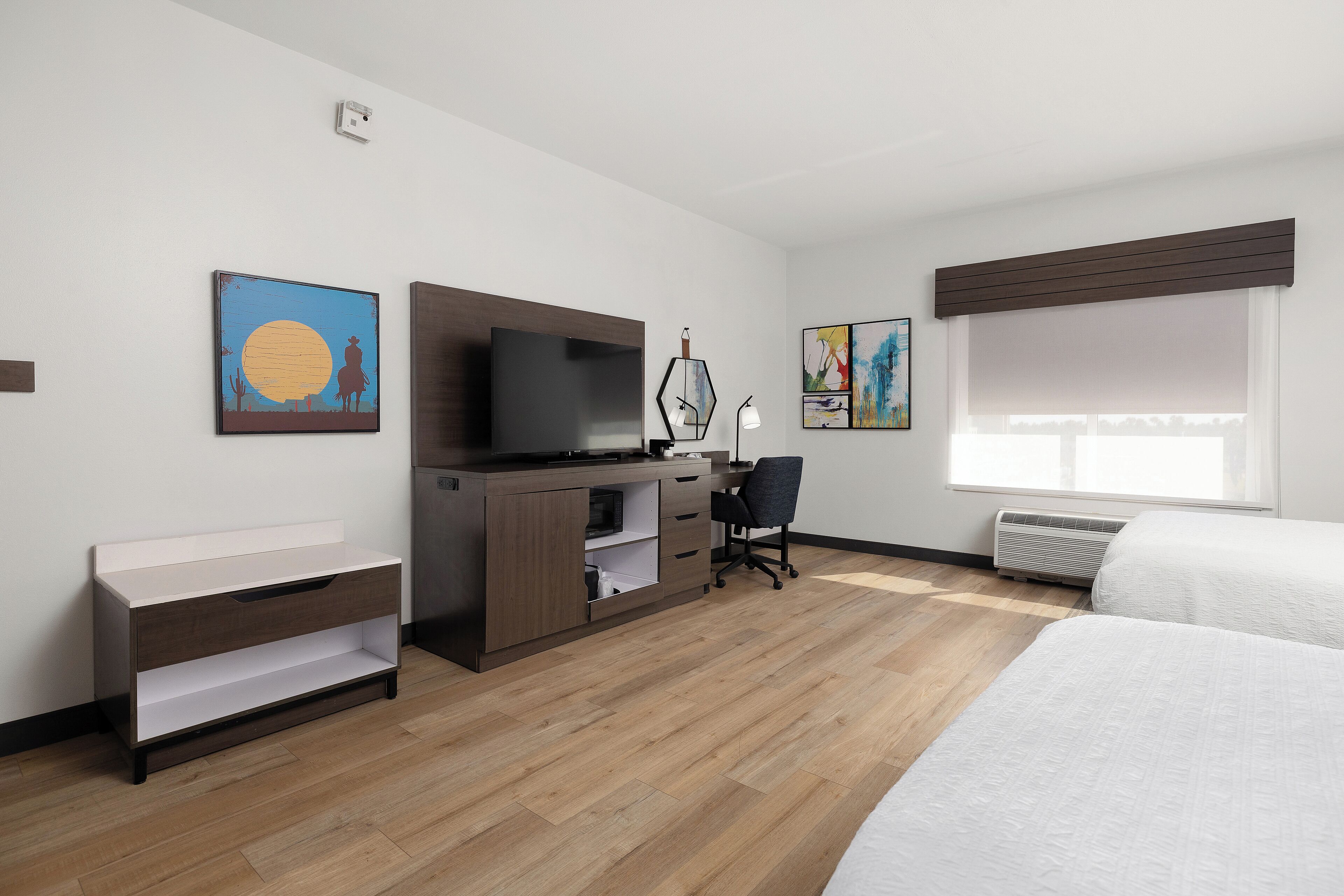 Een kluis op de kamer, een bureau, een strijkplank/strijkijzer