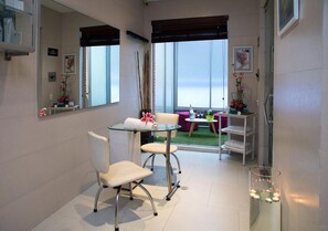 Breakfast, lunch, dinner served; international cuisine  - Blue Suites Hotel (Bogotá)