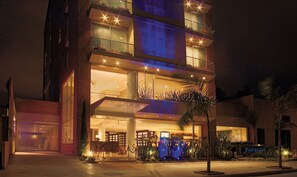 Front of property – evening/night - Blue Suites Hotel (Bogotá)