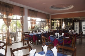 S'hi serveixen esmorzars, dinars, sopars i plats de cuina africana
