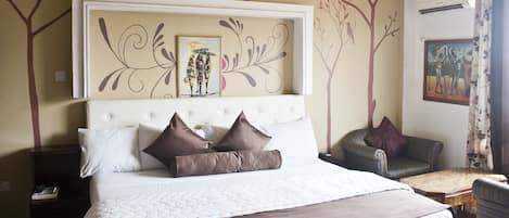 Standard Double or Twin Room | Peralatan tempat tidur premium, meja, langsir/tirai gelap terus