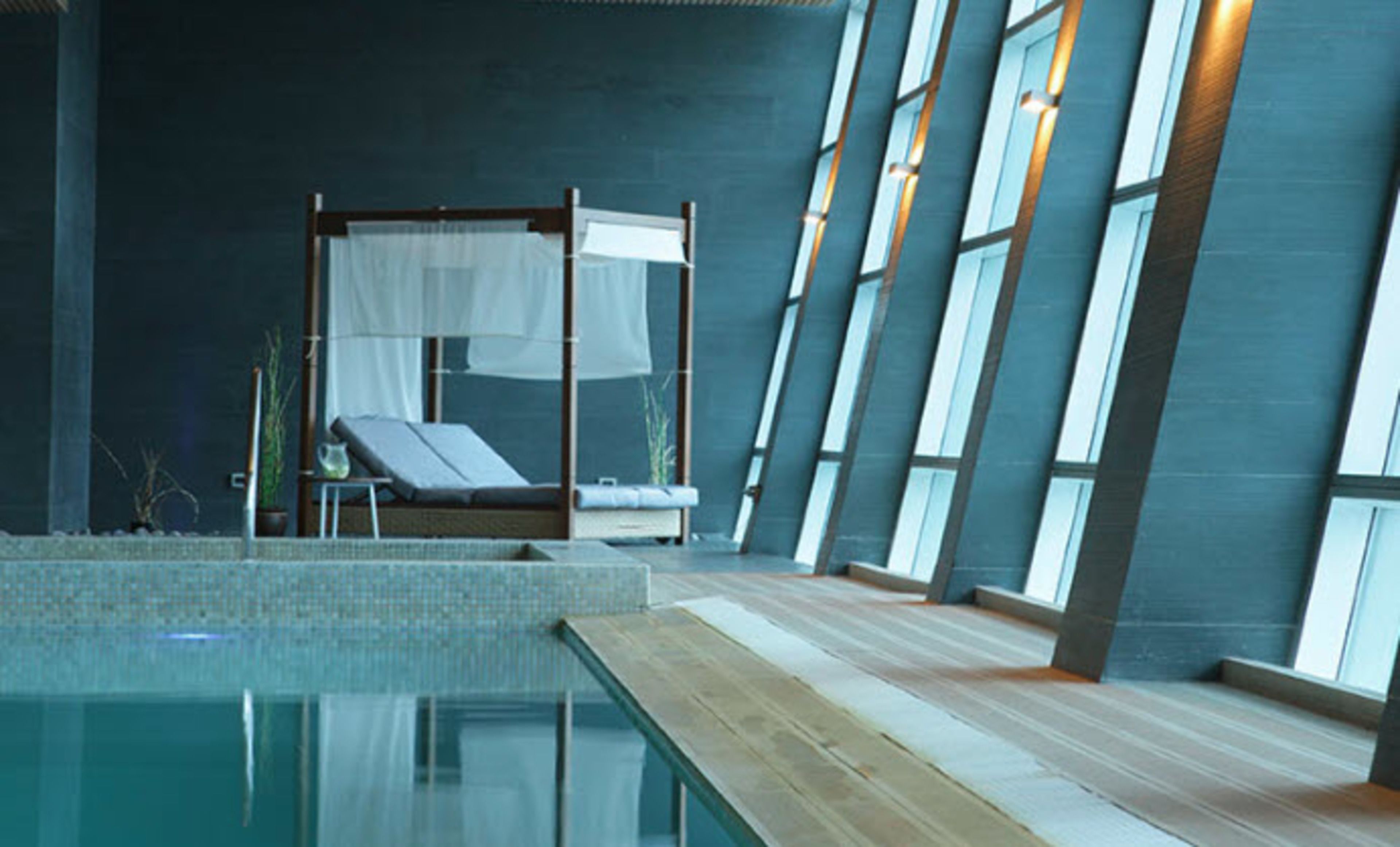 Indoor pool, sun loungers