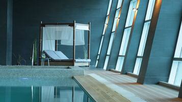 Alberca techada y camastros