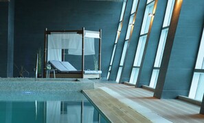 室内游泳池，日光浴躺椅