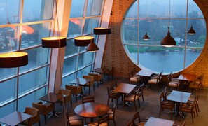 供应早餐、午餐和晚餐，地方菜