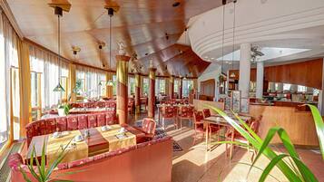 Desayuno buffet (EUR 16.50 por persona)
