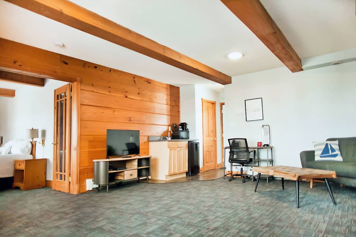 luxury suite, 1 queen bed, fireplace, lake view | living area | 42-inch lcd tv with premium tv channels, tv