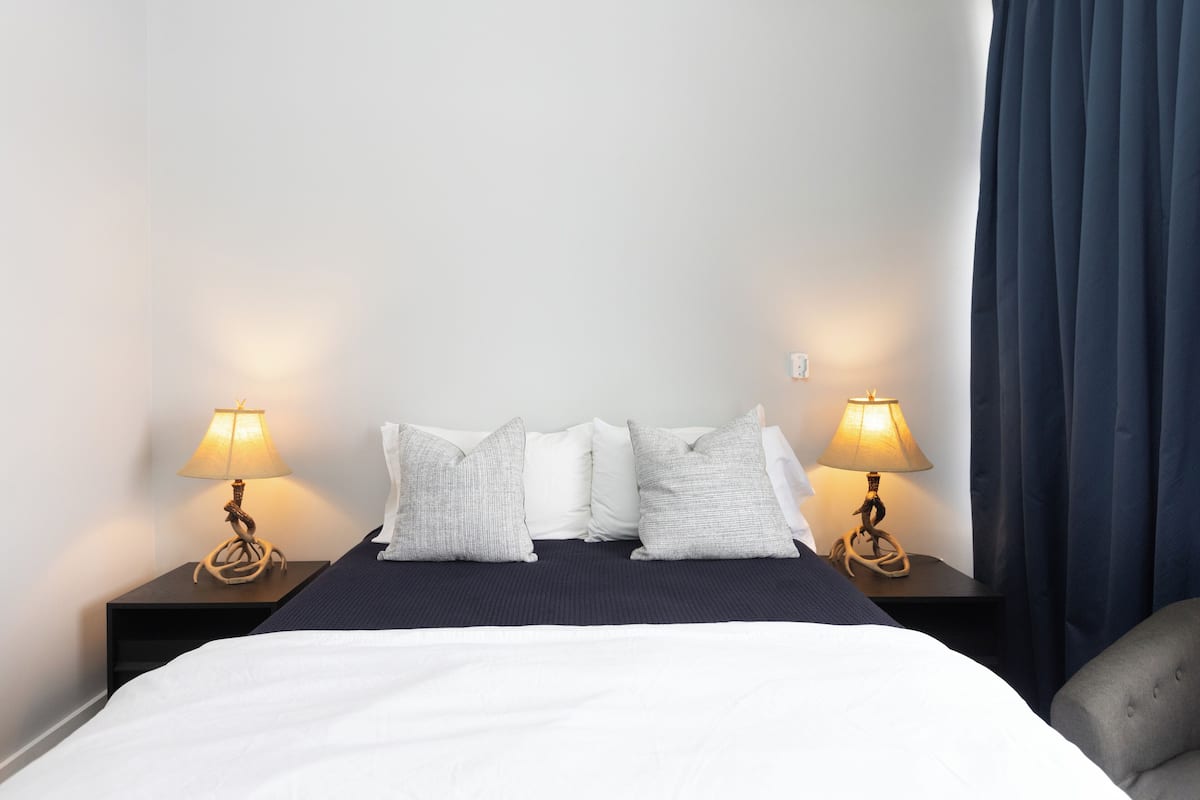 Superior Studio, 1 Queen Bed, Fireplace, Lake View