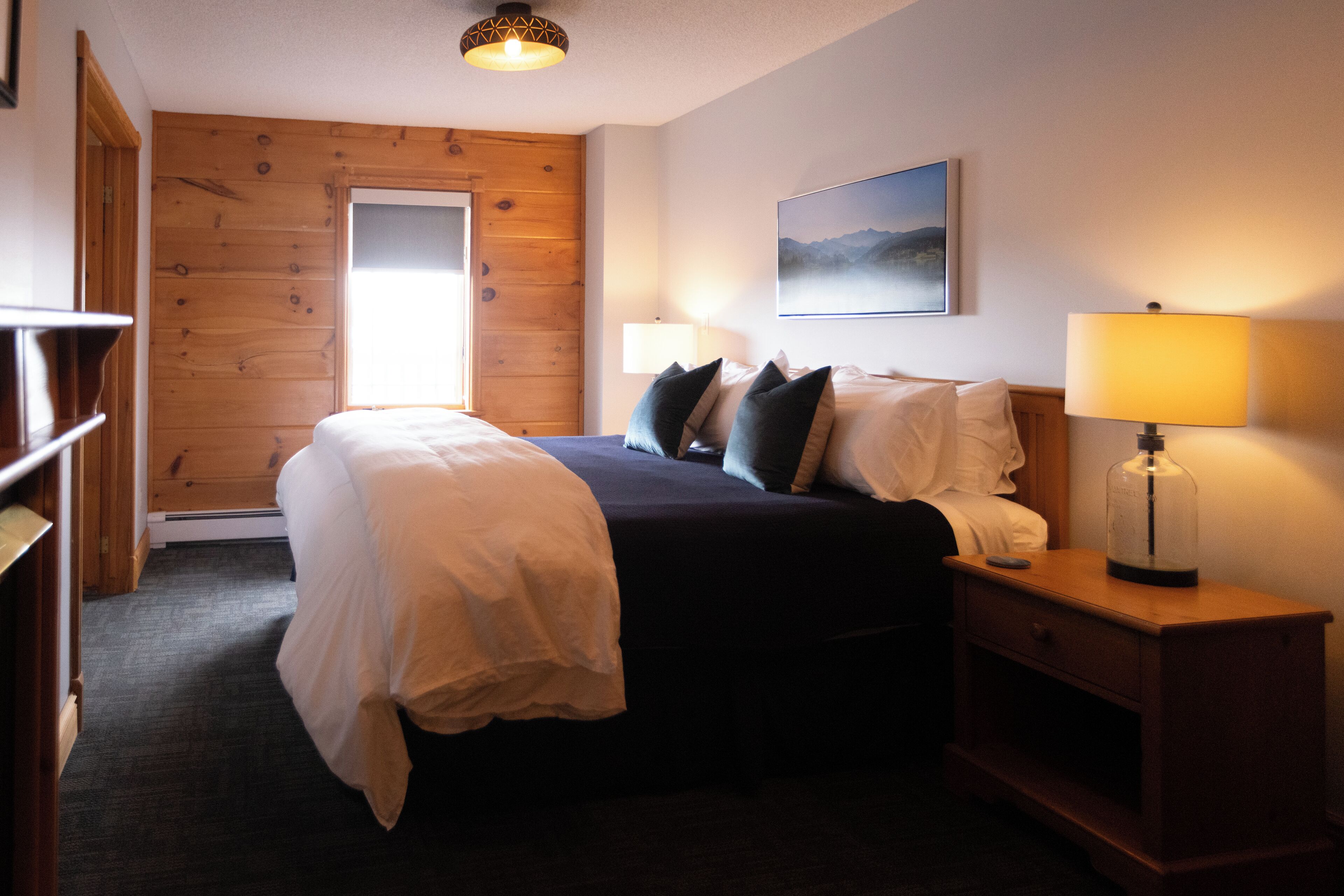 Suite Deluxe, 1 chambre, cheminée, vue lac (King) | Fer et planche à repasser, Wi-Fi gratuit, draps fournis