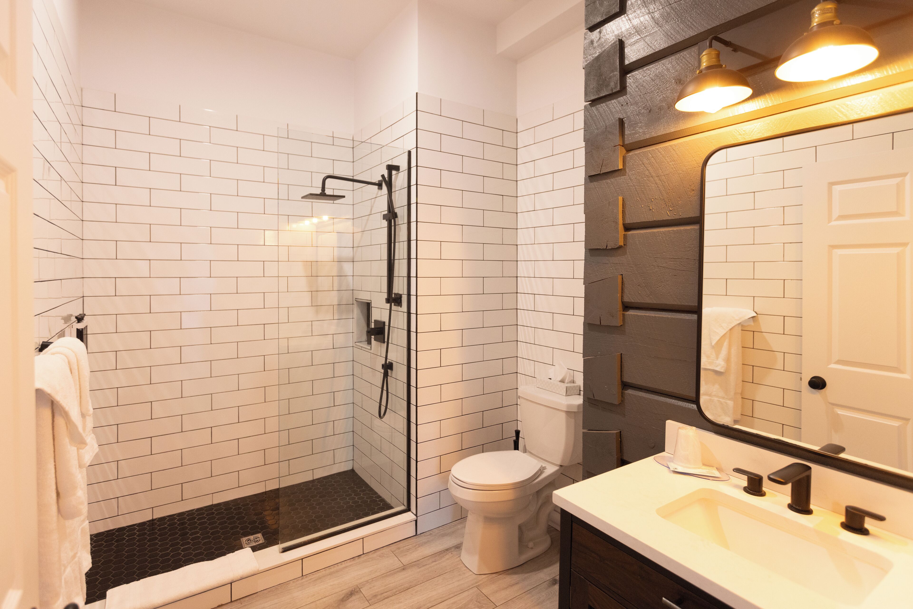 Estudio superior, 1 cama de matrimonio grande, chimenea, vistas al campo de golf | Baño | Ducha, secador de pelo, toallas y jabón