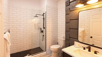 Estudio superior, 1 cama de matrimonio grande, chimenea, vistas al campo de golf | Baño | Ducha, secador de pelo, toallas y jabón
