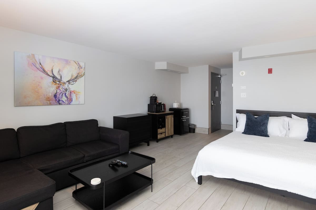 Iron/ironing board, free WiFi, bed sheets